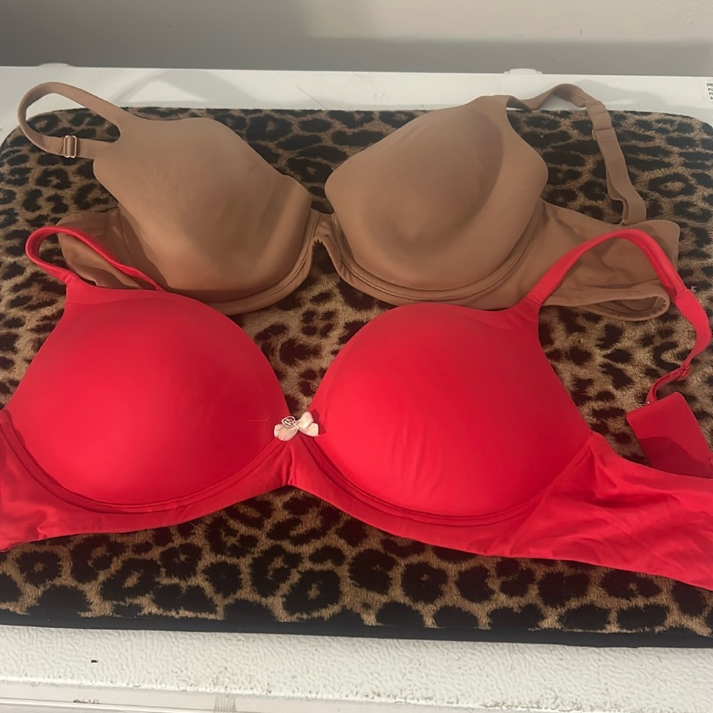 2 Victoria Secret Bras😀.       38C